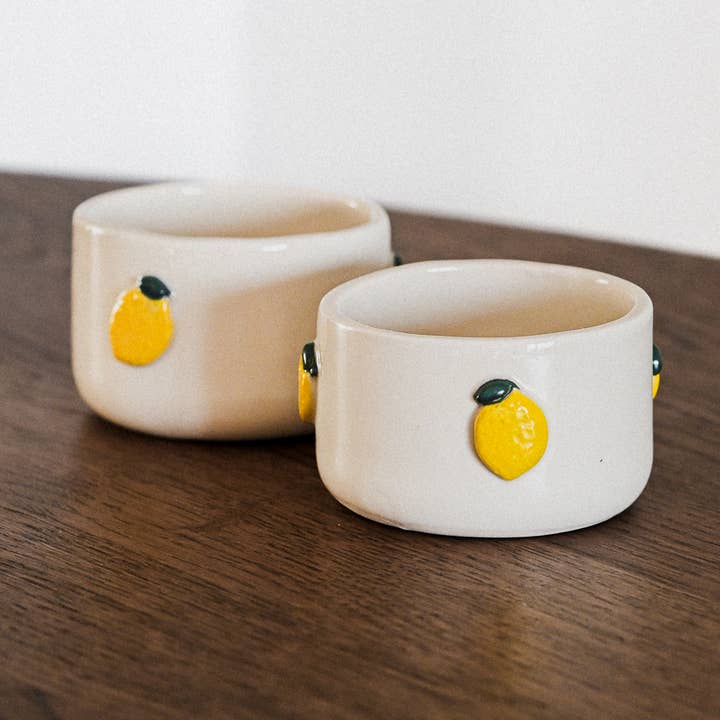 Taza Limón de gres artesanal con detalle de limón RomoEssentials