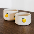 Taza Limón de gres artesanal con detalle de limón RomoEssentials