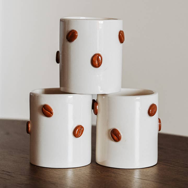 Taza Ritual Café de gres artesanal con detalles de granos de café RomoEssentials