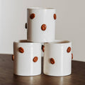 Taza Ritual Café de gres artesanal con detalles de granos de café RomoEssentials