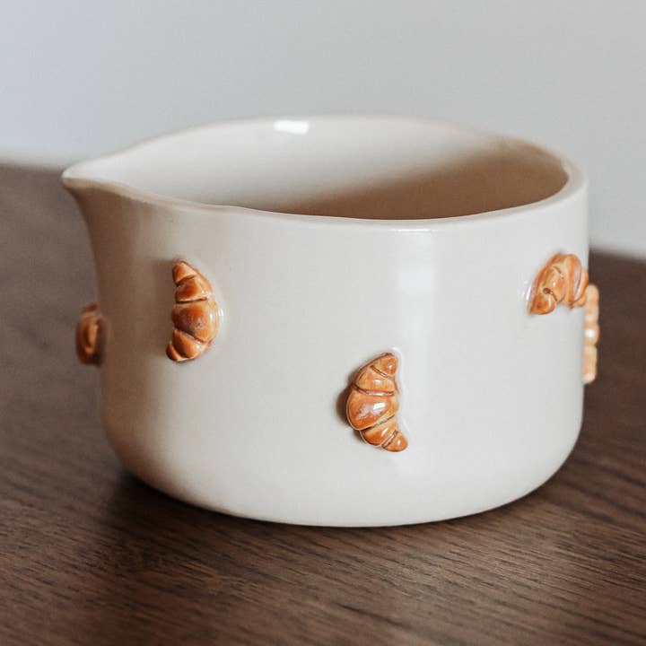 Cuenco Matcha Croissant de gres artesanal seleccionado por RomoEssentials